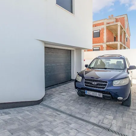 Beautiful Apartment In Vrsi With Wifi *