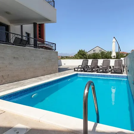 Beautiful Apartment In Vrsi With Wifi