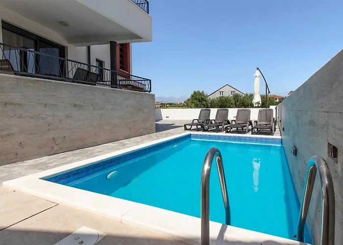 Beautiful Apartment In Vrsi With Wifi
