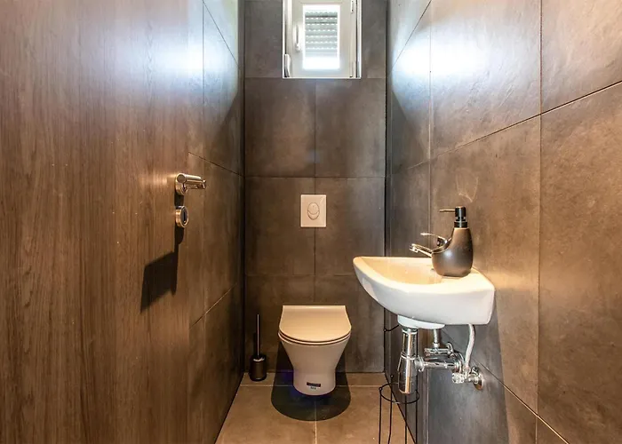 Beautiful Apartment In Vrsi With Wifi Apartament